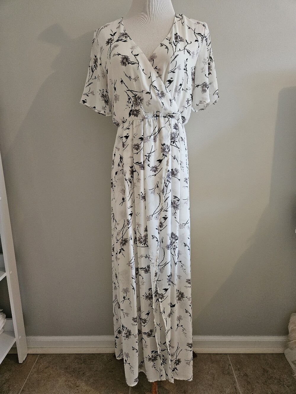 OUGES | White Floral V-Neck Maxi Dress
